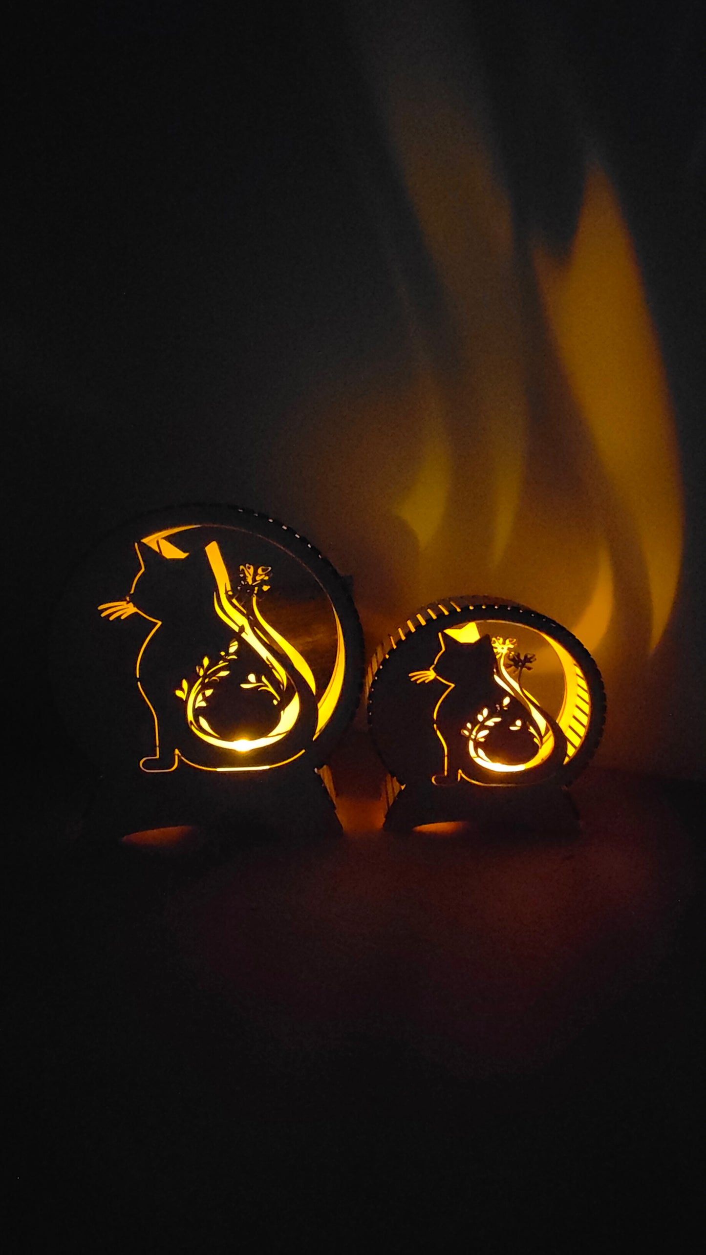 Petit et grand format de lampe chat en bois allumé sur un rondin