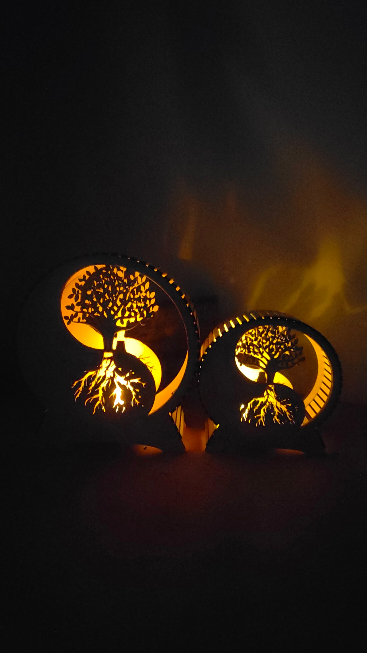Grand et petit formats de lampes arbre de vie en bois allumés