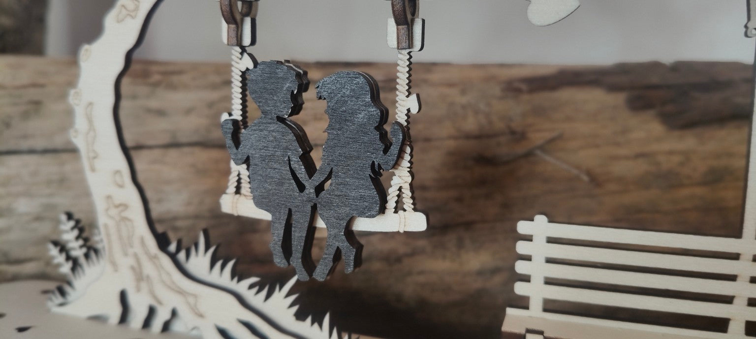 Détail balançoire décoration en bois découpée au laser couple silhouette