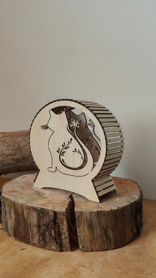 Petit format de lampe chat en bois posé sur un rondin