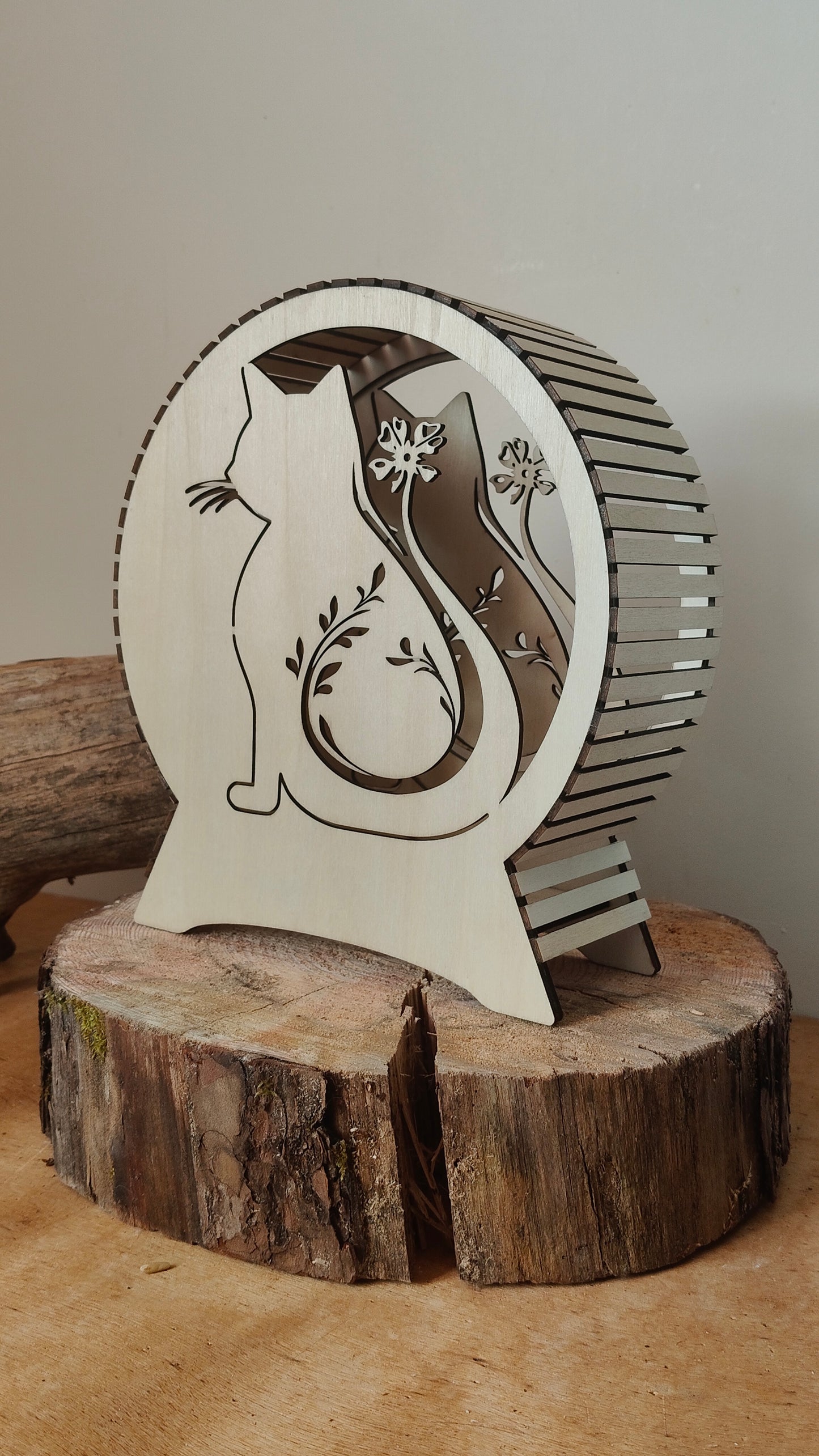 Grand format de lampe chat en bois posé sur un rondin