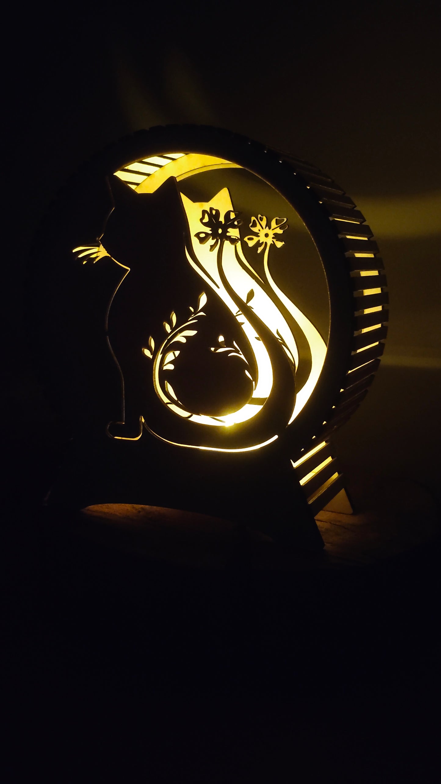Grand format de lampe chat en bois allumé sur un rondin