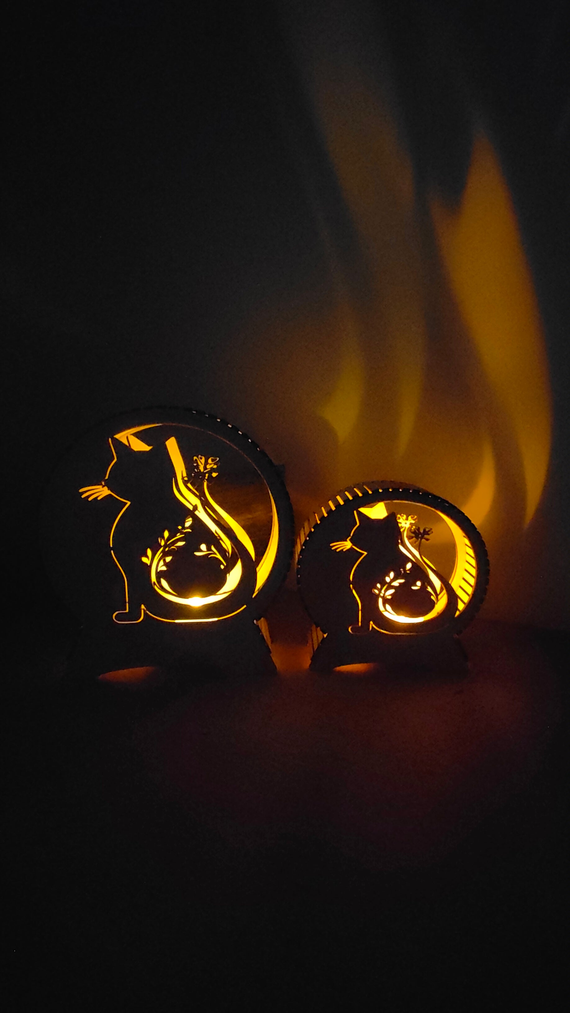 Petit et grand format de lampe chat en bois allumé sur un rondin