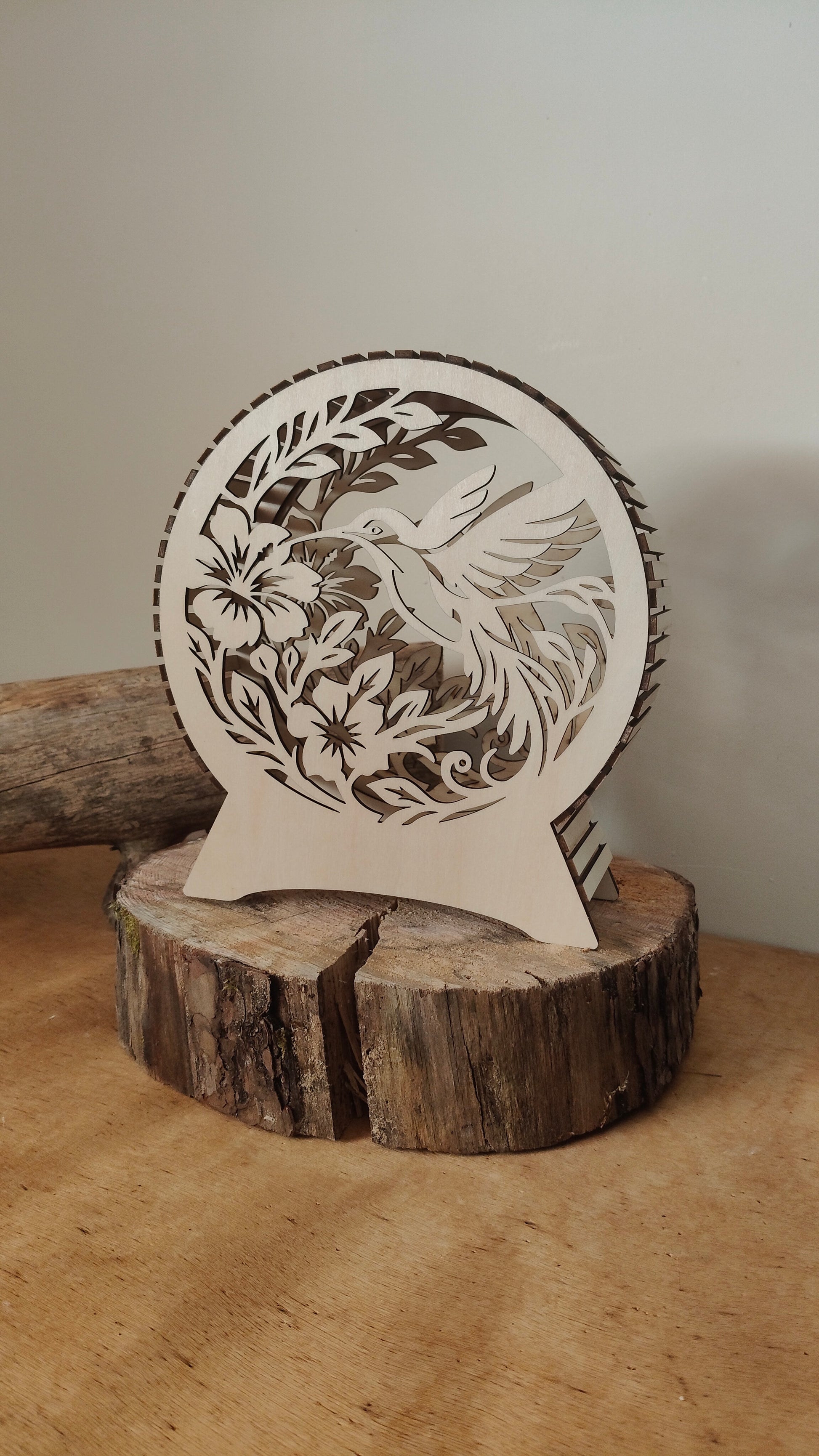 Grand format de lampe colibri en bois posé sur un rondin