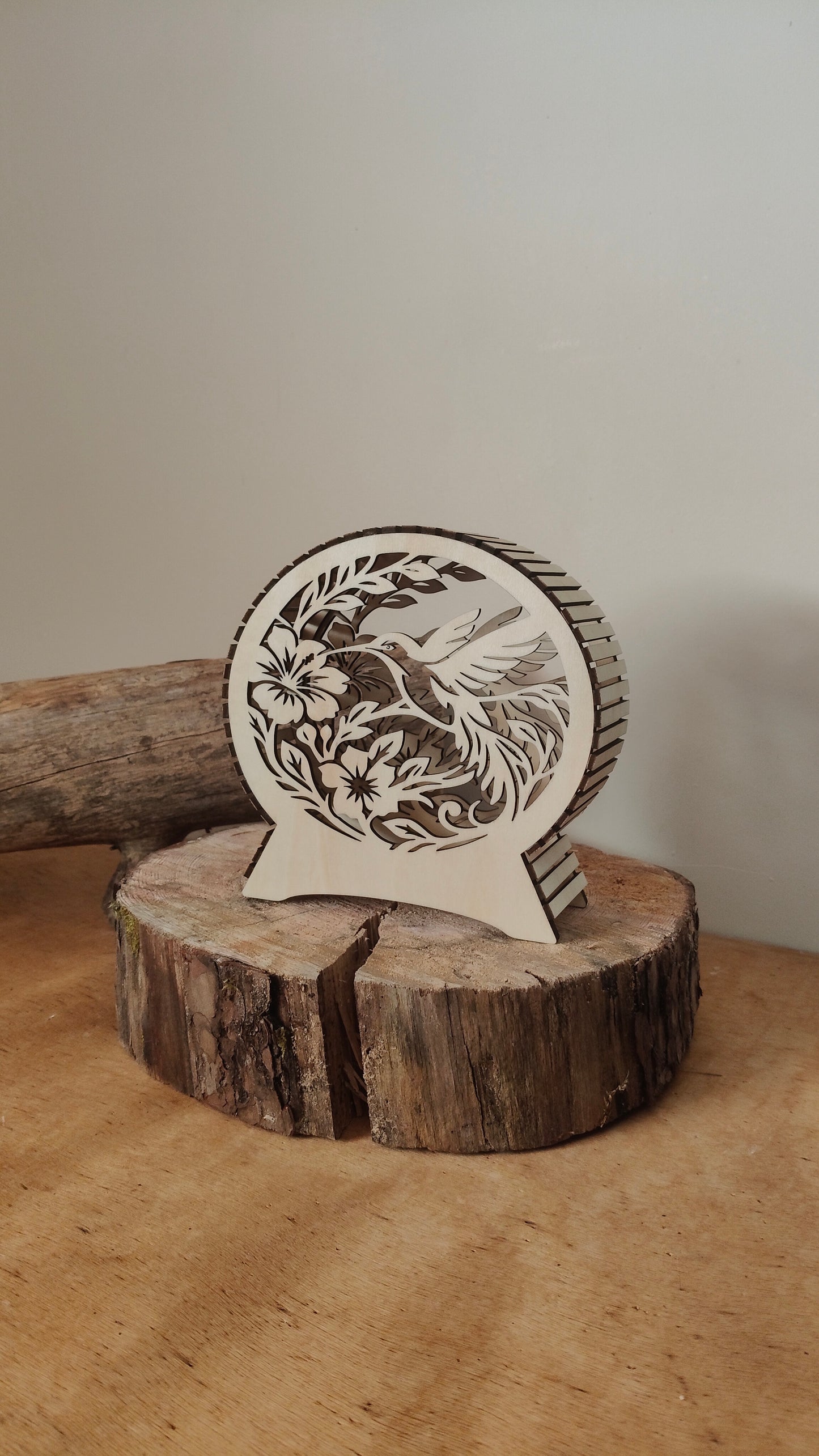 Petit format de lampe colibri en bois posé sur un rondin