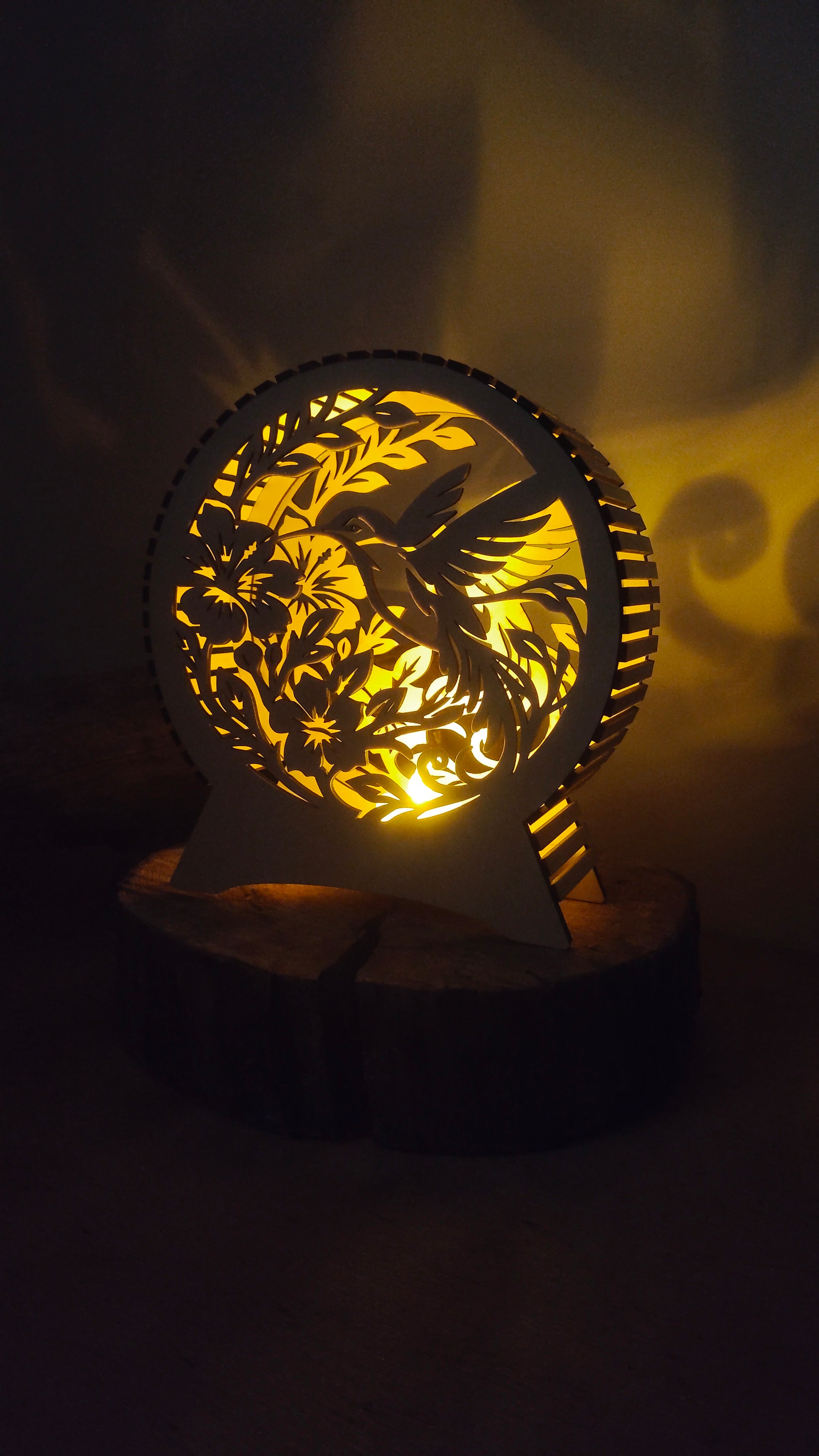 Grand format de lampe colibri en bois allumé sur un rondin