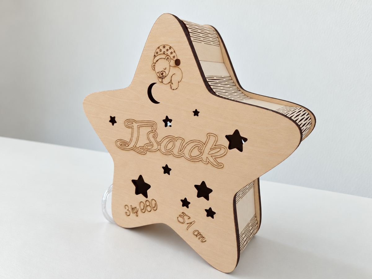Veilleuse étoile personnalisée Isaac vue de trois quarts, bois artisanal
