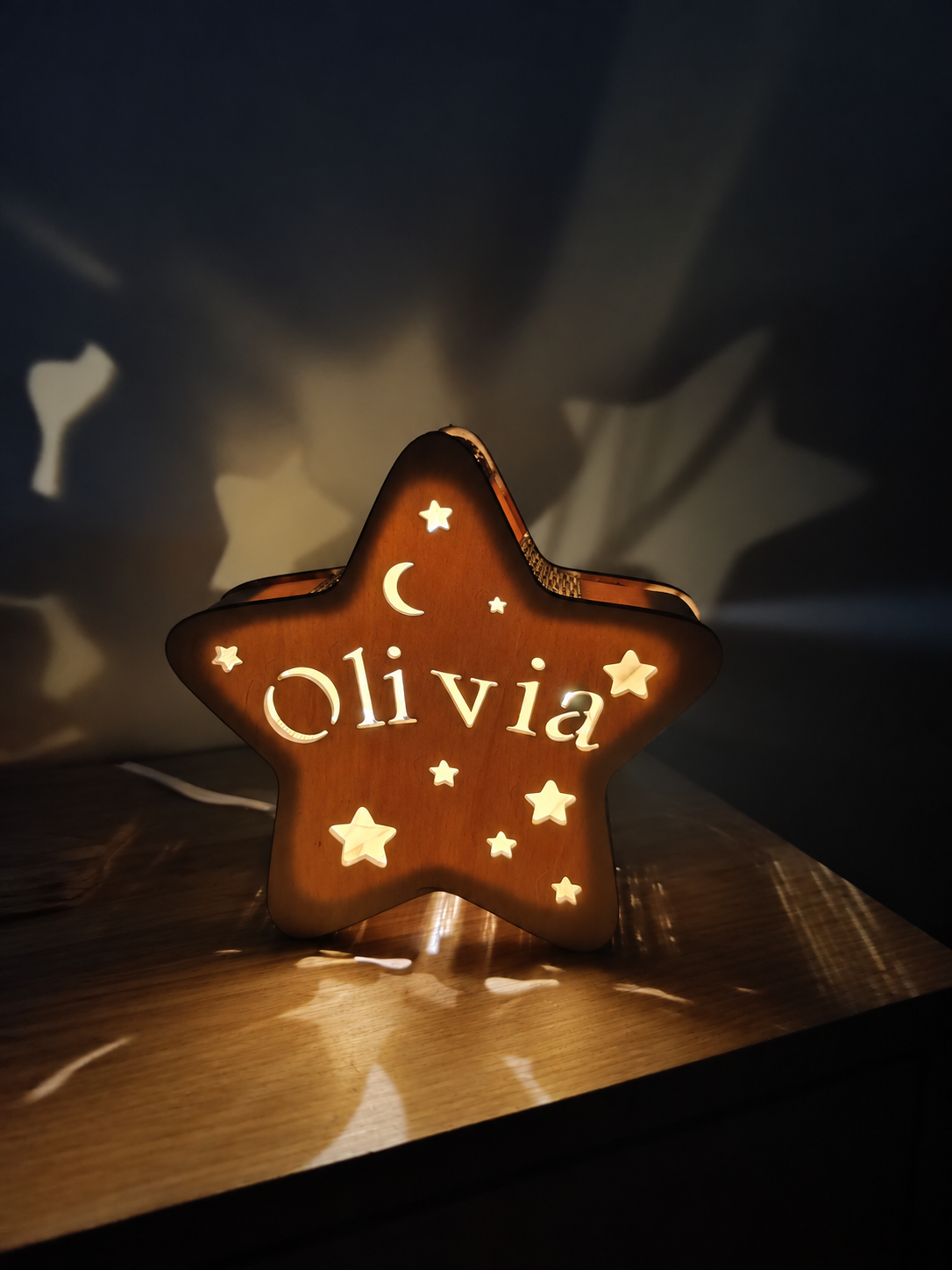 Veilleuse étoile personnalisée Olivia allumée, lumière douce et chaude